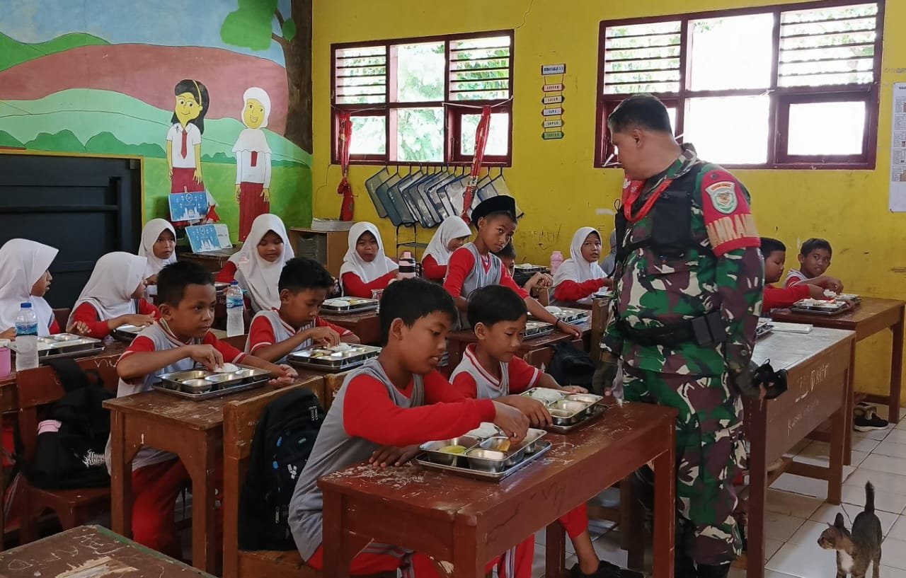 Program MBG Cikeusal Diawasi Danramil 0602-09