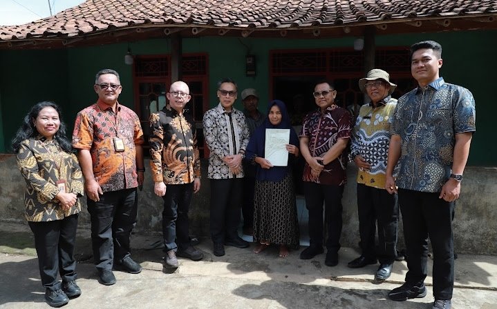 Kantah Serang Wujudkan Kepastian Hukum, Serahkan Sertipikat Tanah di Desa Sukadalem